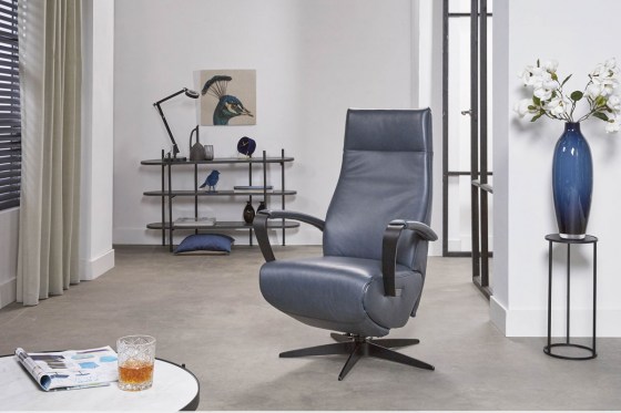 de-toekomst-relaxfauteuil-twice067-laag-leer-blauw-sfeer